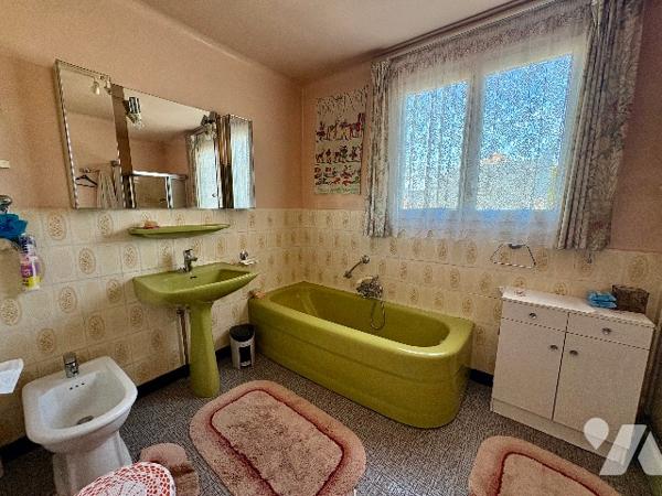 PAVILLON 5 PIECES AVEC DOUBLE GARAGE ET BEAU JARDIN