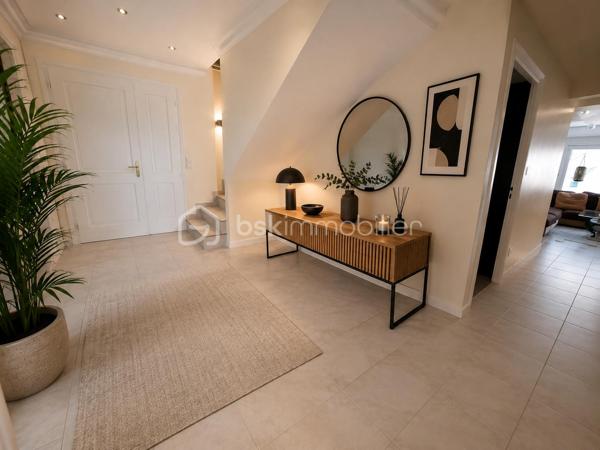 Découvrez cette belle maison familiale de 255m² située à 5 minutes de Claye Souilly.

Au RDC vous découvrirez un vaste séjour lumineux et convivial de 50m², ainsi qu'une cuisine de 21m² avec accès direct à la terrasse.

La maison dispose également d'un salon d'appoint pouvant accueillir vos invités, donnant accès à un espace piscine particulièrement agréable. Celui-ci comprend une piscine couverte, une terrasse extérieure ainsi qu'une salle d'eau permettant de se rincer après la baignade.

A l'étage : un palier desservant quatre chambres dont une avec coin dressing, un bureau et une grande salle de bains. 

Vous profiterez de ce terrain de 850m² entièrement clos et sans vis-à-vis, pour vos moments en famille ou entre amis.
Possibilité de garer 3 véhicules. Portail motorisé.

Une maison aux beaux volumes, offrant espace, confort et potentiel, idéale pour votre famille à la recherche d'un cadre de vie agréable.