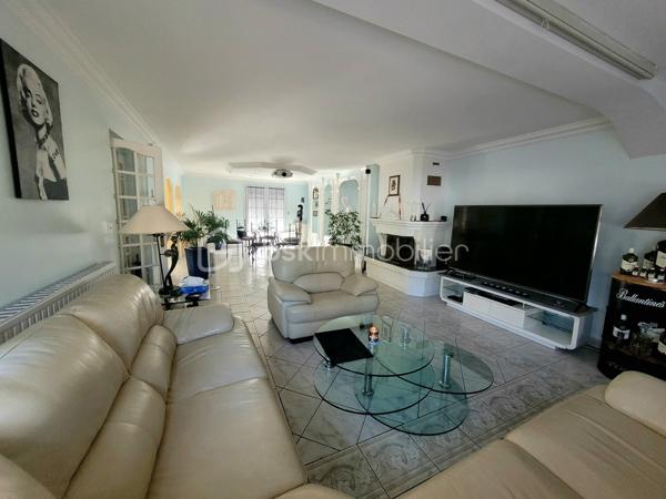Découvrez cette belle maison familiale de 255m² située à 5 minutes de Claye Souilly.

Au RDC vous découvrirez un vaste séjour lumineux et convivial de 50m², ainsi qu'une cuisine de 21m² avec accès direct à la terrasse.

La maison dispose également d'un salon d'appoint pouvant accueillir vos invités, donnant accès à un espace piscine particulièrement agréable. Celui-ci comprend une piscine couverte, une terrasse extérieure ainsi qu'une salle d'eau permettant de se rincer après la baignade.

A l'étage : un palier desservant quatre chambres dont une avec coin dressing, un bureau et une grande salle de bains. 

Vous profiterez de ce terrain de 850m² entièrement clos et sans vis-à-vis, pour vos moments en famille ou entre amis.
Possibilité de garer 3 véhicules. Portail motorisé.

Une maison aux beaux volumes, offrant espace, confort et potentiel, idéale pour votre famille à la recherche d'un cadre de vie agréable.