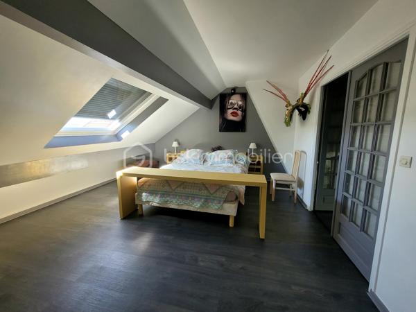 Découvrez cette belle maison familiale de 255m² située à 5 minutes de Claye Souilly.

Au RDC vous découvrirez un vaste séjour lumineux et convivial de 50m², ainsi qu'une cuisine de 21m² avec accès direct à la terrasse.

La maison dispose également d'un salon d'appoint pouvant accueillir vos invités, donnant accès à un espace piscine particulièrement agréable. Celui-ci comprend une piscine couverte, une terrasse extérieure ainsi qu'une salle d'eau permettant de se rincer après la baignade.

A l'étage : un palier desservant quatre chambres dont une avec coin dressing, un bureau et une grande salle de bains. 

Vous profiterez de ce terrain de 850m² entièrement clos et sans vis-à-vis, pour vos moments en famille ou entre amis.
Possibilité de garer 3 véhicules. Portail motorisé.

Une maison aux beaux volumes, offrant espace, confort et potentiel, idéale pour votre famille à la recherche d'un cadre de vie agréable.