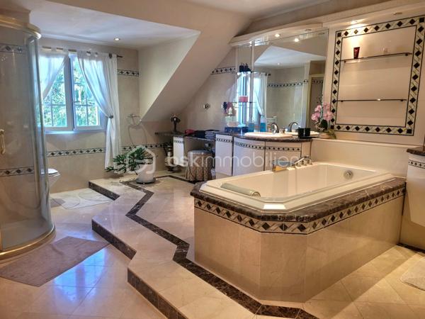 Découvrez cette belle maison familiale de 255m² située à 5 minutes de Claye Souilly.

Au RDC vous découvrirez un vaste séjour lumineux et convivial de 50m², ainsi qu'une cuisine de 21m² avec accès direct à la terrasse.

La maison dispose également d'un salon d'appoint pouvant accueillir vos invités, donnant accès à un espace piscine particulièrement agréable. Celui-ci comprend une piscine couverte, une terrasse extérieure ainsi qu'une salle d'eau permettant de se rincer après la baignade.

A l'étage : un palier desservant quatre chambres dont une avec coin dressing, un bureau et une grande salle de bains. 

Vous profiterez de ce terrain de 850m² entièrement clos et sans vis-à-vis, pour vos moments en famille ou entre amis.
Possibilité de garer 3 véhicules. Portail motorisé.

Une maison aux beaux volumes, offrant espace, confort et potentiel, idéale pour votre famille à la recherche d'un cadre de vie agréable.