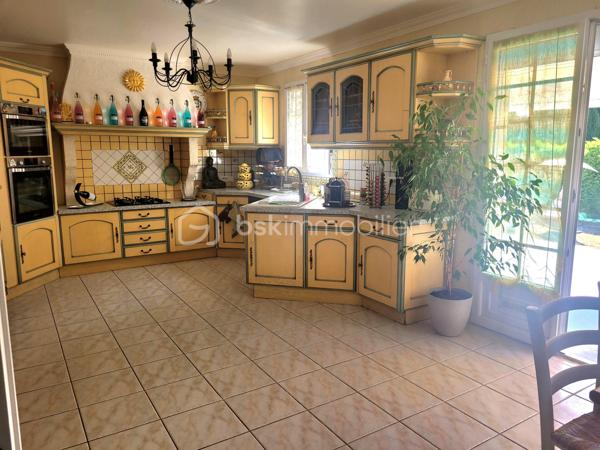 Découvrez cette belle maison familiale de 255m² située à 5 minutes de Claye Souilly.

Au RDC vous découvrirez un vaste séjour lumineux et convivial de 50m², ainsi qu'une cuisine de 21m² avec accès direct à la terrasse.

La maison dispose également d'un salon d'appoint pouvant accueillir vos invités, donnant accès à un espace piscine particulièrement agréable. Celui-ci comprend une piscine couverte, une terrasse extérieure ainsi qu'une salle d'eau permettant de se rincer après la baignade.

A l'étage : un palier desservant quatre chambres dont une avec coin dressing, un bureau et une grande salle de bains. 

Vous profiterez de ce terrain de 850m² entièrement clos et sans vis-à-vis, pour vos moments en famille ou entre amis.
Possibilité de garer 3 véhicules. Portail motorisé.

Une maison aux beaux volumes, offrant espace, confort et potentiel, idéale pour votre famille à la recherche d'un cadre de vie agréable.