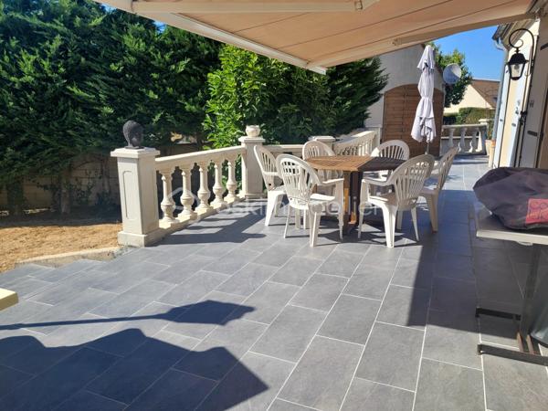 Découvrez cette belle maison familiale de 255m² située à 5 minutes de Claye Souilly.

Au RDC vous découvrirez un vaste séjour lumineux et convivial de 50m², ainsi qu'une cuisine de 21m² avec accès direct à la terrasse.

La maison dispose également d'un salon d'appoint pouvant accueillir vos invités, donnant accès à un espace piscine particulièrement agréable. Celui-ci comprend une piscine couverte, une terrasse extérieure ainsi qu'une salle d'eau permettant de se rincer après la baignade.

A l'étage : un palier desservant quatre chambres dont une avec coin dressing, un bureau et une grande salle de bains. 

Vous profiterez de ce terrain de 850m² entièrement clos et sans vis-à-vis, pour vos moments en famille ou entre amis.
Possibilité de garer 3 véhicules. Portail motorisé.

Une maison aux beaux volumes, offrant espace, confort et potentiel, idéale pour votre famille à la recherche d'un cadre de vie agréable.