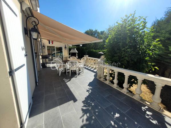 Découvrez cette belle maison familiale de 255m² située à 5 minutes de Claye Souilly.

Au RDC vous découvrirez un vaste séjour lumineux et convivial de 50m², ainsi qu'une cuisine de 21m² avec accès direct à la terrasse.

La maison dispose également d'un salon d'appoint pouvant accueillir vos invités, donnant accès à un espace piscine particulièrement agréable. Celui-ci comprend une piscine couverte, une terrasse extérieure ainsi qu'une salle d'eau permettant de se rincer après la baignade.

A l'étage : un palier desservant quatre chambres dont une avec coin dressing, un bureau et une grande salle de bains. 

Vous profiterez de ce terrain de 850m² entièrement clos et sans vis-à-vis, pour vos moments en famille ou entre amis.
Possibilité de garer 3 véhicules. Portail motorisé.

Une maison aux beaux volumes, offrant espace, confort et potentiel, idéale pour votre famille à la recherche d'un cadre de vie agréable.