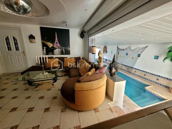 Découvrez cette belle maison familiale de 255m² située à 5 minutes de Claye Souilly.

Au RDC vous découvrirez un vaste séjour lumineux et convivial de 50m², ainsi qu'une cuisine de 21m² avec accès direct à la terrasse.

La maison dispose également d'un salon d'appoint pouvant accueillir vos invités, donnant accès à un espace piscine particulièrement agréable. Celui-ci comprend une piscine couverte, une terrasse extérieure ainsi qu'une salle d'eau permettant de se rincer après la baignade.

A l'étage : un palier desservant quatre chambres dont une avec coin dressing, un bureau et une grande salle de bains. 

Vous profiterez de ce terrain de 850m² entièrement clos et sans vis-à-vis, pour vos moments en famille ou entre amis.
Possibilité de garer 3 véhicules. Portail motorisé.

Une maison aux beaux volumes, offrant espace, confort et potentiel, idéale pour votre famille à la recherche d'un cadre de vie agréable.