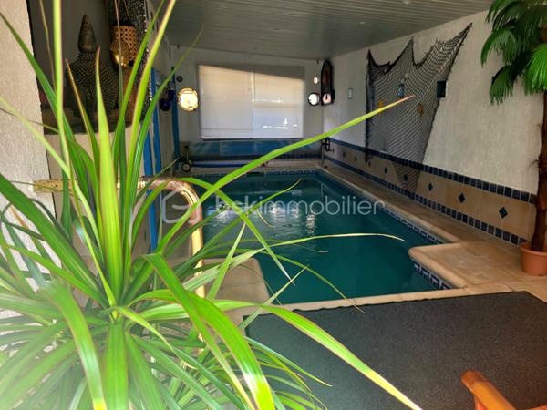 Découvrez cette belle maison familiale de 255m² située à 5 minutes de Claye Souilly.

Au RDC vous découvrirez un vaste séjour lumineux et convivial de 50m², ainsi qu'une cuisine de 21m² avec accès direct à la terrasse.

La maison dispose également d'un salon d'appoint pouvant accueillir vos invités, donnant accès à un espace piscine particulièrement agréable. Celui-ci comprend une piscine couverte, une terrasse extérieure ainsi qu'une salle d'eau permettant de se rincer après la baignade.

A l'étage : un palier desservant quatre chambres dont une avec coin dressing, un bureau et une grande salle de bains. 

Vous profiterez de ce terrain de 850m² entièrement clos et sans vis-à-vis, pour vos moments en famille ou entre amis.
Possibilité de garer 3 véhicules. Portail motorisé.

Une maison aux beaux volumes, offrant espace, confort et potentiel, idéale pour votre famille à la recherche d'un cadre de vie agréable.