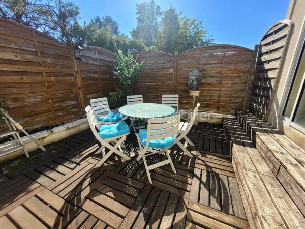 Découvrez cette belle maison familiale de 255m² située à 5 minutes de Claye Souilly.

Au RDC vous découvrirez un vaste séjour lumineux et convivial de 50m², ainsi qu'une cuisine de 21m² avec accès direct à la terrasse.

La maison dispose également d'un salon d'appoint pouvant accueillir vos invités, donnant accès à un espace piscine particulièrement agréable. Celui-ci comprend une piscine couverte, une terrasse extérieure ainsi qu'une salle d'eau permettant de se rincer après la baignade.

A l'étage : un palier desservant quatre chambres dont une avec coin dressing, un bureau et une grande salle de bains. 

Vous profiterez de ce terrain de 850m² entièrement clos et sans vis-à-vis, pour vos moments en famille ou entre amis.
Possibilité de garer 3 véhicules. Portail motorisé.

Une maison aux beaux volumes, offrant espace, confort et potentiel, idéale pour votre famille à la recherche d'un cadre de vie agréable.
