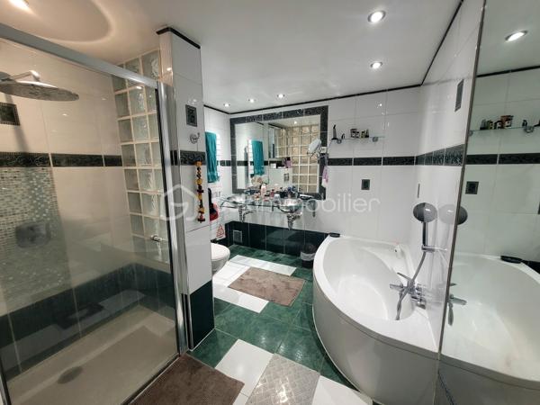 Découvrez cette belle maison familiale de 255m² située à 5 minutes de Claye Souilly.

Au RDC vous découvrirez un vaste séjour lumineux et convivial de 50m², ainsi qu'une cuisine de 21m² avec accès direct à la terrasse.

La maison dispose également d'un salon d'appoint pouvant accueillir vos invités, donnant accès à un espace piscine particulièrement agréable. Celui-ci comprend une piscine couverte, une terrasse extérieure ainsi qu'une salle d'eau permettant de se rincer après la baignade.

A l'étage : un palier desservant quatre chambres dont une avec coin dressing, un bureau et une grande salle de bains. 

Vous profiterez de ce terrain de 850m² entièrement clos et sans vis-à-vis, pour vos moments en famille ou entre amis.
Possibilité de garer 3 véhicules. Portail motorisé.

Une maison aux beaux volumes, offrant espace, confort et potentiel, idéale pour votre famille à la recherche d'un cadre de vie agréable.