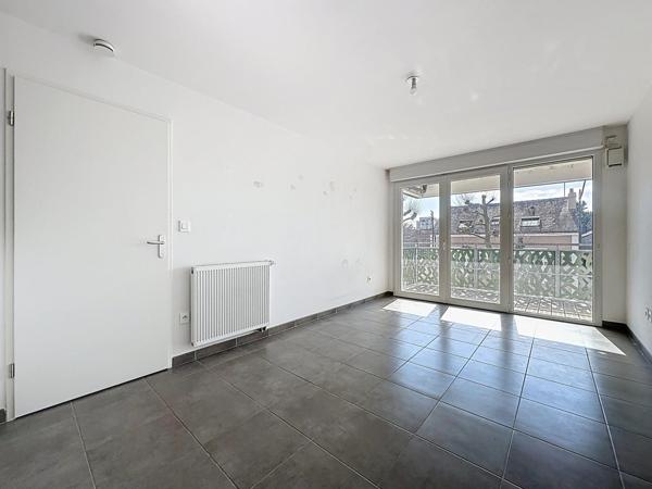 T2 lumineux avec balcon et stationnement