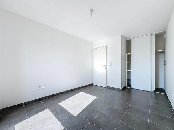 T2 lumineux avec balcon et stationnement