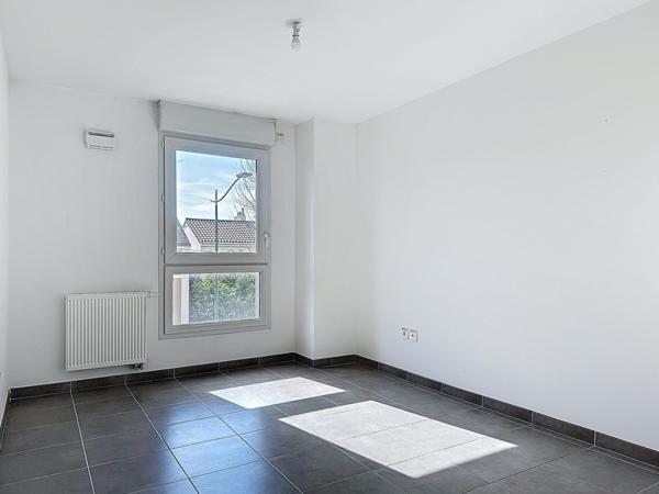 T2 lumineux avec balcon et stationnement