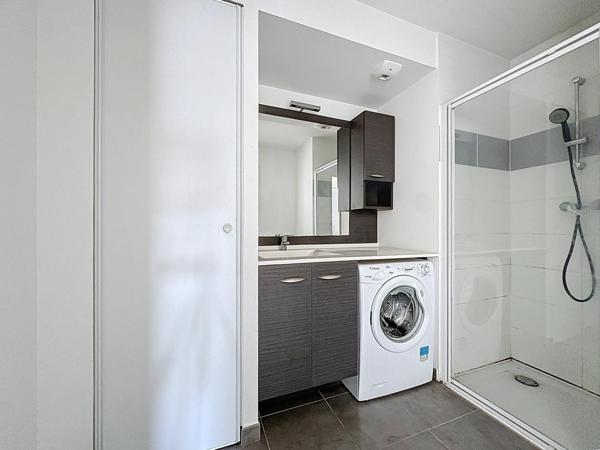 T2 lumineux avec balcon et stationnement