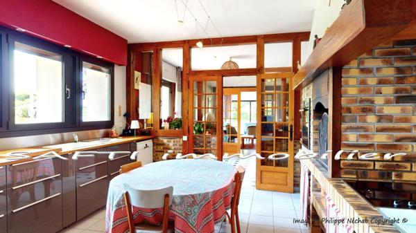 Propriété d’exception à 1 heure de PARIS : 335m2 habitables, 6/7 chambres, piscine, dépendances, parc de 7600m2 + projet d’aménagement sur encore 300m2.