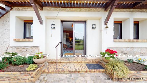 Propriété d’exception à 1 heure de PARIS : 335m2 habitables, 6/7 chambres, piscine, dépendances, parc de 7600m2 + projet d’aménagement sur encore 300m2.