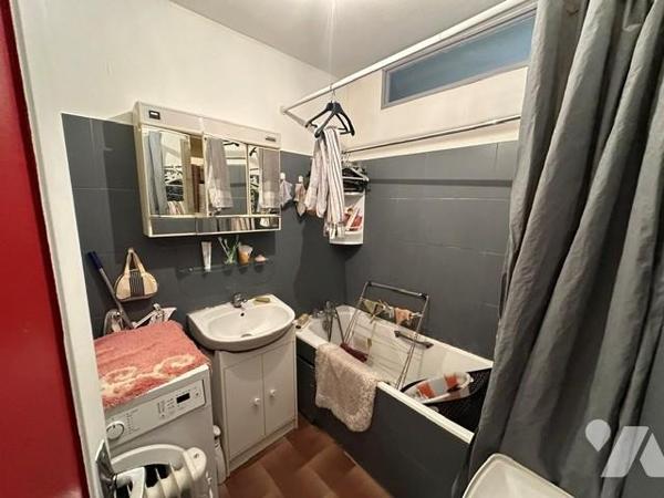 "INVESTISSEMENT" Appartement "loué", de type 3 pièces avec un box et un parking privatif 