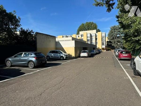 "INVESTISSEMENT" Appartement "loué", de type 3 pièces avec un box et un parking privatif 