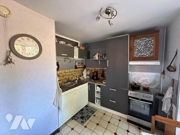 "INVESTISSEMENT" Appartement "loué", de type 3 pièces avec un box et un parking privatif 