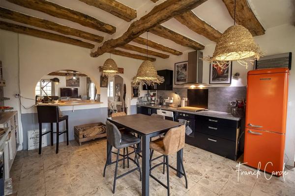 Maison de caractère sur près de 2000 m² de terrain, avec vue dégagée sur la campagne