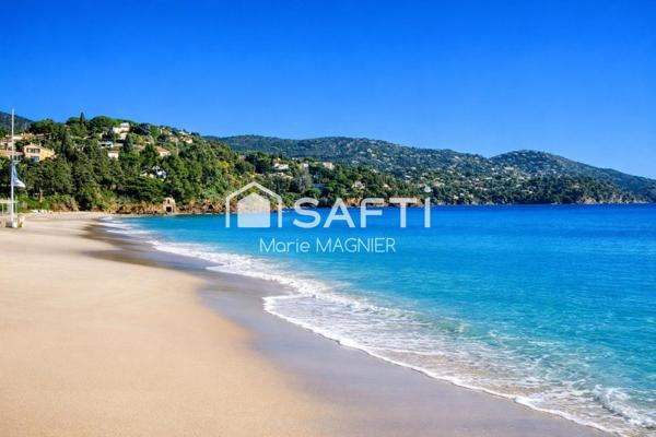 PRAMOUSQUIER - Rare sur le secteur, plage à pied pour ce beau Mazet T3 de 51 m2 avec vaste terrasse parking privatif situé dans un domaine  sécurisé, avec piscine, commune du LAVANDOU.