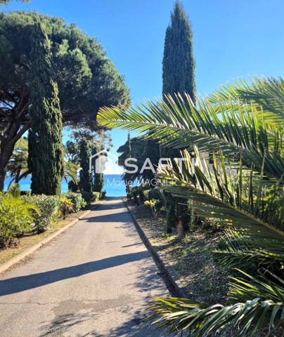 PRAMOUSQUIER - Rare sur le secteur, plage à pied pour ce beau Mazet T3 de 51 m2 avec vaste terrasse parking privatif situé dans un domaine  sécurisé, avec piscine, commune du LAVANDOU.