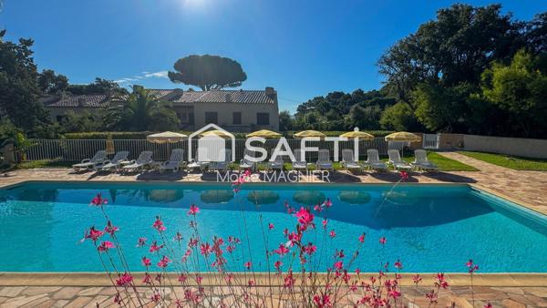 PRAMOUSQUIER - Rare sur le secteur, plage à pied pour ce beau Mazet T3 de 51 m2 avec vaste terrasse parking privatif situé dans un domaine  sécurisé, avec piscine, commune du LAVANDOU.