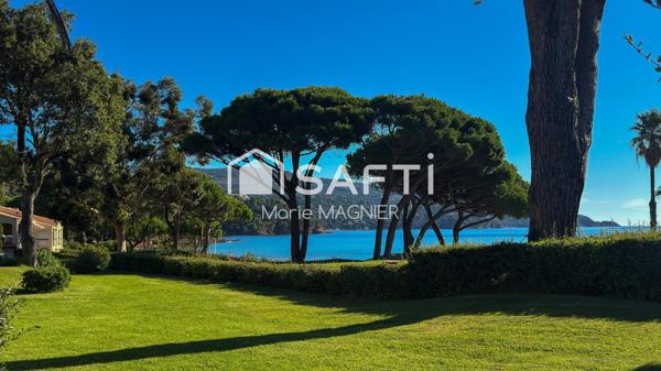 PRAMOUSQUIER - Rare sur le secteur, plage à pied pour ce beau Mazet T3 de 51 m2 avec vaste terrasse parking privatif situé dans un domaine  sécurisé, avec piscine, commune du LAVANDOU.