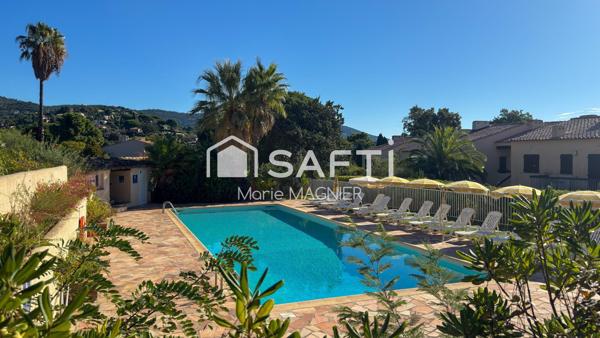 PRAMOUSQUIER - Rare sur le secteur, plage à pied pour ce beau Mazet T3 de 51 m2 avec vaste terrasse parking privatif situé dans un domaine  sécurisé, avec piscine, commune du LAVANDOU.