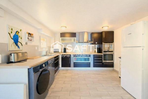 PRAMOUSQUIER - Rare sur le secteur, plage à pied pour ce beau Mazet T3 de 51 m2 avec vaste terrasse parking privatif situé dans un domaine  sécurisé, avec piscine, commune du LAVANDOU.