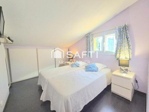 PRAMOUSQUIER - Rare sur le secteur, plage à pied pour ce beau Mazet T3 de 51 m2 avec vaste terrasse parking privatif situé dans un domaine  sécurisé, avec piscine, commune du LAVANDOU.