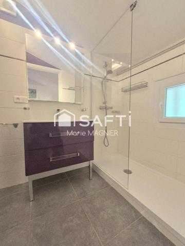 PRAMOUSQUIER - Rare sur le secteur, plage à pied pour ce beau Mazet T3 de 51 m2 avec vaste terrasse parking privatif situé dans un domaine  sécurisé, avec piscine, commune du LAVANDOU.