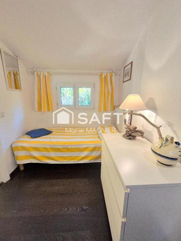 PRAMOUSQUIER - Rare sur le secteur, plage à pied pour ce beau Mazet T3 de 51 m2 avec vaste terrasse parking privatif situé dans un domaine  sécurisé, avec piscine, commune du LAVANDOU.