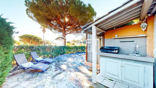 PRAMOUSQUIER - Rare sur le secteur, plage à pied pour ce beau Mazet T3 de 51 m2 avec vaste terrasse parking privatif situé dans un domaine  sécurisé, avec piscine, commune du LAVANDOU.