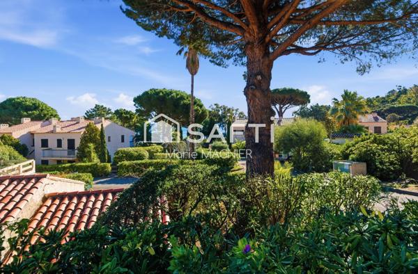 PRAMOUSQUIER - Rare sur le secteur, plage à pied pour ce beau Mazet T3 de 51 m2 avec vaste terrasse parking privatif situé dans un domaine  sécurisé, avec piscine, commune du LAVANDOU.