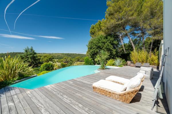 Éguilles – Propriété contemporaine d’exception avec vue panoramique, piscine à débordement et terrain paysager de 2 700 m²
