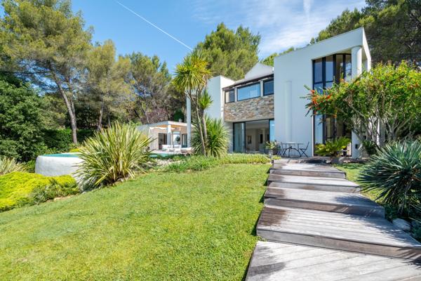 Éguilles – Propriété contemporaine d’exception avec vue panoramique, piscine à débordement et terrain paysager de 2 700 m²