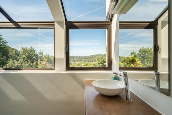 Éguilles – Propriété contemporaine d’exception avec vue panoramique, piscine à débordement et terrain paysager de 2 700 m²