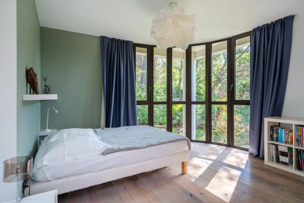 Éguilles – Propriété contemporaine d’exception avec vue panoramique, piscine à débordement et terrain paysager de 2 700 m²