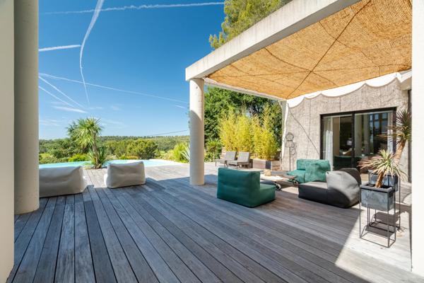 Éguilles – Propriété contemporaine d’exception avec vue panoramique, piscine à débordement et terrain paysager de 2 700 m²
