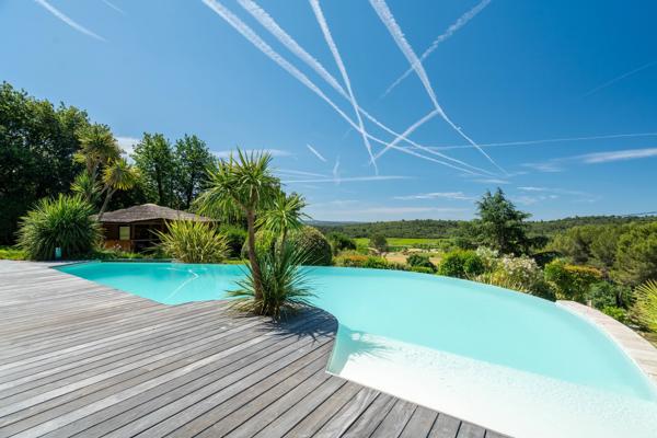 Éguilles – Propriété contemporaine d’exception avec vue panoramique, piscine à débordement et terrain paysager de 2 700 m²