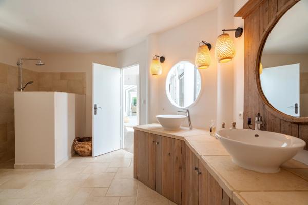 Éguilles – Propriété contemporaine d’exception avec vue panoramique, piscine à débordement et terrain paysager de 2 700 m²