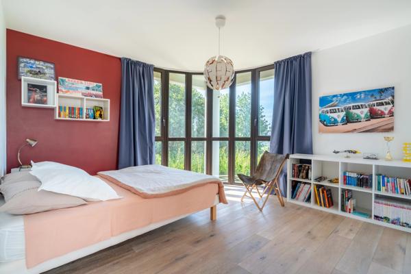 Éguilles – Propriété contemporaine d’exception avec vue panoramique, piscine à débordement et terrain paysager de 2 700 m²