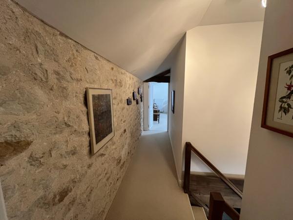 Superbe logement de 2 chambres avec une grande grange et un gîte indépendant à rénover