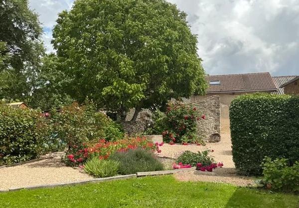 Superbe logement de 2 chambres avec une grande grange et un gîte indépendant à rénover
