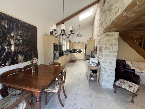 Superbe logement de 2 chambres avec une grande grange et un gîte indépendant à rénover