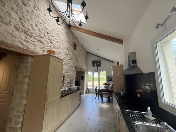 Superbe logement de 2 chambres avec une grande grange et un gîte indépendant à rénover
