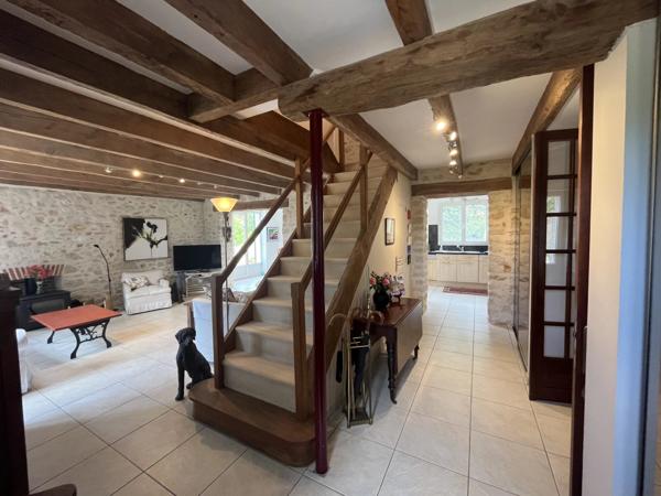 Superbe logement de 2 chambres avec une grande grange et un gîte indépendant à rénover