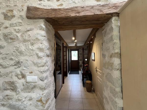 Superbe logement de 2 chambres avec une grande grange et un gîte indépendant à rénover