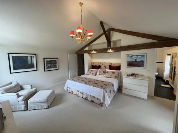 Superbe logement de 2 chambres avec une grande grange et un gîte indépendant à rénover
