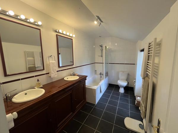 Superbe logement de 2 chambres avec une grande grange et un gîte indépendant à rénover
