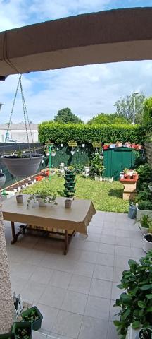 Vous recherchez votre nouveau foyer familial dans un cadre de vie idéal au calme au sein d'une ville verte, dynamique et conviviale?

Je vous propose cette belle et spacieuse maison parfaitement entretenue.
Une entrée avec rangement donne accés au garage complété par une cave. Vous y trouverez également des WC.
Quelques marches vous méneront d'un côté à un charmant salon doté d'une trés belle hauteur sous plafond et de l'autre à une salle à manger et sa cuisine indépendante et équipée. Une belle terrasse et un jardin vous permettront de passer de bons moments en famille ou entre amis.

A l'étage supérieur, l'espace nuit se compose d'une suite parentale avec sa salle de douche et de deux autres chambres. Chaque chambre possède son propre dressing. Une salle de bain, des WC indépendants et des rangements complètent ce niveau.

Les plus:
- aucun travaux à prévoir, DPE C.
- maison mitoyenne des deux côtés avec des murs en béton assurant une isolation optimale.
- environnement calme dans une impasse
- groupe scolaire de la Fosse Cornue à 2mn à pieds, collège des Maillettes à 5mn, lycée de la marre carrée à 15mn.
- à proximité des terrains de sports, du conservatoire, du centre ville et des transports en bus
- gare de Lieusaint-Moissy à 5mn en voiture ou 14mn en bus; un direct pour Paris le matin et le soir.

Cette belle maison n'attend plus que vous.
Appelez-moi vite pour organiser une visite!

Proposition d'aménagement intérieur suggéré par l'IA